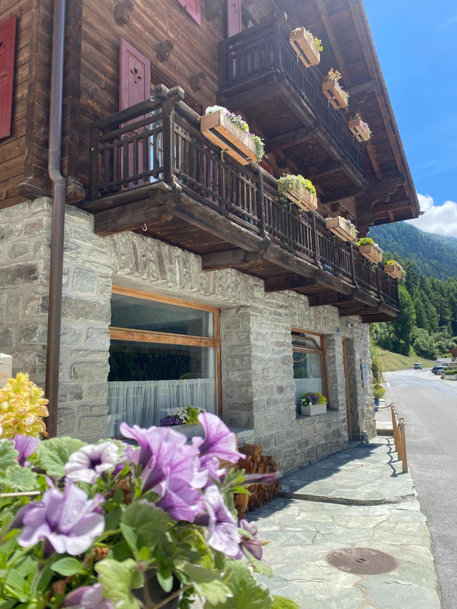 La Bergere Hotel Ayer Exterior photo